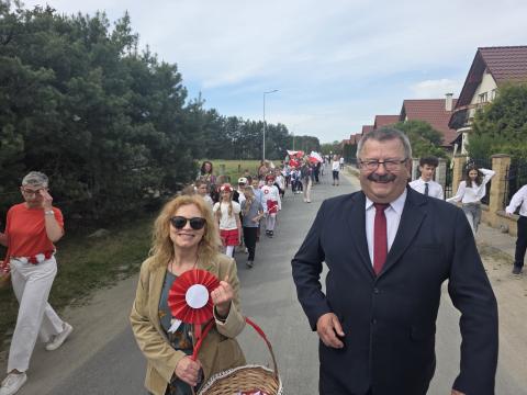 Biało-czerwony przemarsz w Chrząstawie Wielkiej