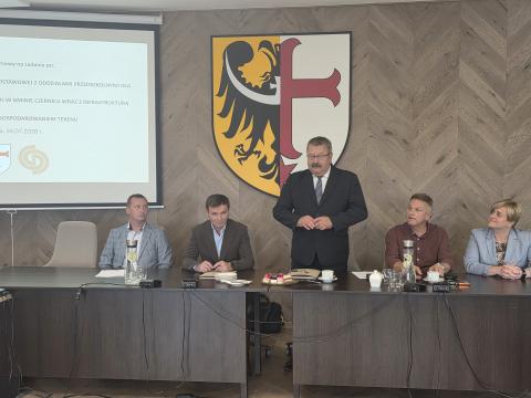 Umowa na budowę nowej szkoły w Nadolicach Wielkich podpisana!