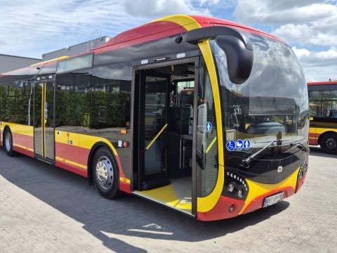 Kursowanie autobusu 920 podczas biegu ulicznego we Wrocławiu.